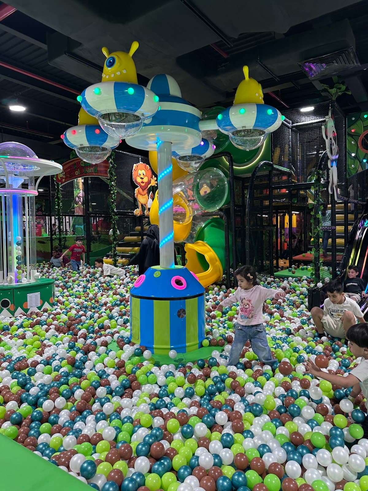 Shola Land — صورة ٣